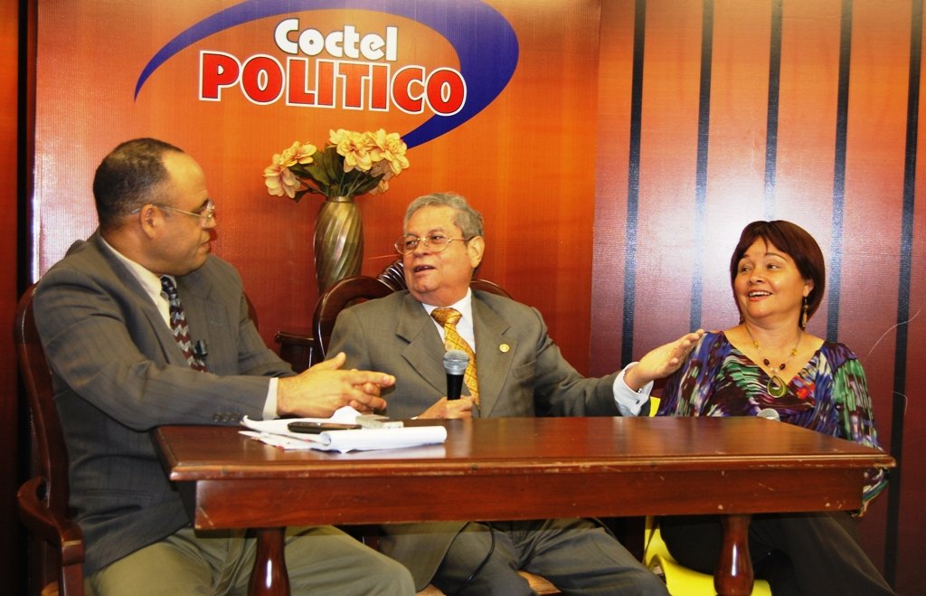 El Dr José Nicolás Almánzar,  acompañado de la Lic Cristobalina Sáez en Coctel político